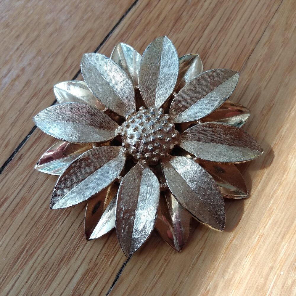 Vintage 60s Sarah Coventry Satin Petals Brooch 6952 Daisy Flower Gold Tone